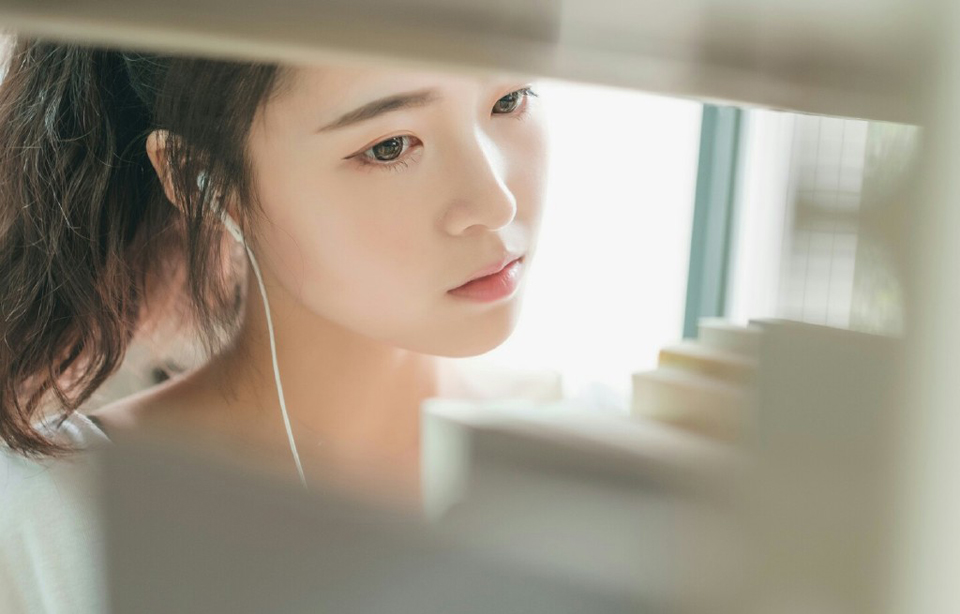 男人天生多情，只是他会对某一个人长情。女人天生专情，但她会对某一个人绝情。男人和一个喜欢的人在一起的时候，心里还有一个或多个她。因为他多情[lizhigushicom]。女人和一个喜欢的人在一起她所想的就是他。即使有更好的男人出现她也不会放弃。因为她的专情。而当她决定放弃一切都没有余地了。因为她绝情!